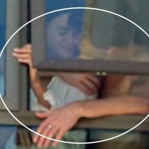 Nimeni, dar absolut nimeni, nu s-ar fi gândit că ei doi sunt împreună! Fotografii l-au prins pe jumătate dezbrăcat, în tandrețuri cu noua iubită! Ei formează cel mai nou cuplu din showbiz! Wow, ce surpriză! FOTO