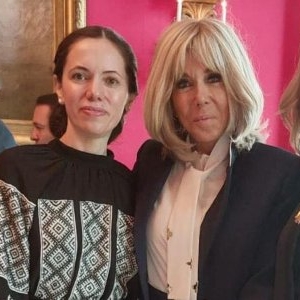Poza virală din SUA! Mirabela Grădinaru, lecție de fashion lângă Brigitte Macron! Ce au observat oamenii la ținuta atipică! Dar cine se află lângă ele? E una dintre cele mai cunoscute femei din lume