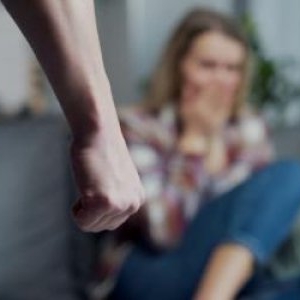 Iniţiativă Shero: registrul agresorilor. Proiectul e salutat de avocaţi, judecători şi poliţişti