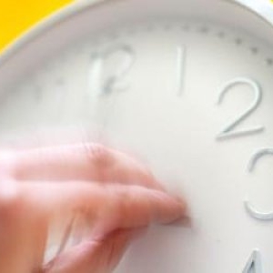 Se schimbă ora. Cum se dau ceasurile în această seară