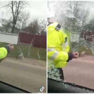 Momentul în care poliţiştii din Botoşani scot cu forţa din maşină un bărbat cu permis "de suveran"