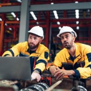 O companie franceză angajează masiv pe salarii de la 2.300€. Unele posturi nu cer diplomă