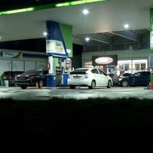 Un operator a redus prețul benzinei cu 77 de bani, în prima zi a stării de criză