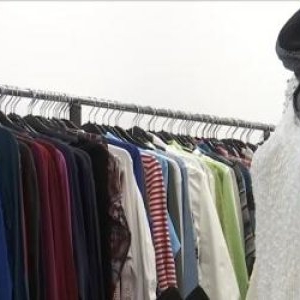 Haine second-hand de Paște: românii renunță la tradiția hainelor noi din cauza scumpirilor