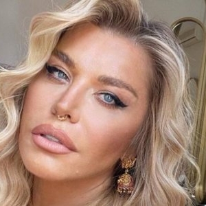 WOW! Imagini din vila Loredanei Groza! Spectaculos e puțin spus! Ce are artista la capul patului! Imagini cu palatul divei, oaza supremă de răsfăț