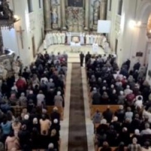 Lumina Învierii, primită de milioane de credincioși catolici în biserici din toată țara