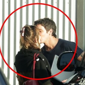 Sărutul care confirmă relația! Sunt imaginile momentului! Avem dovada!! Ei formează cel mai nou cuplu din showbiz! FOTO