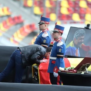 Cine e LEGENDA care s-a aplecat și a sărutat sicriul cu trupul neînsuflețit al lui Mircea Lucescu! Un gest de mare emoție, fără cuvinte