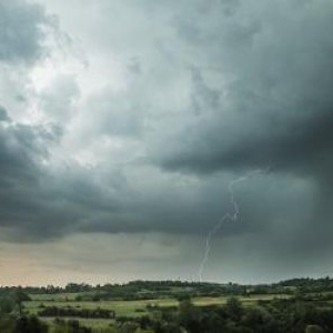 Cod galben de ploi torențiale și vijelii în mai multe regiuni din țară. Vreme severă până la noapte