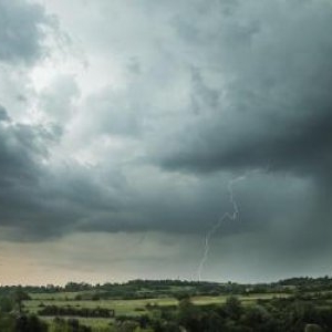 Cod galben de ploi torențiale și vijelii în mai multe regiuni din țară. Vreme severă până la noapte