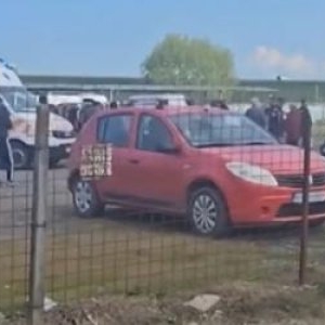 Un bărbat de 77 de ani a intrat cu maşina în mai mulţi oameni în Călăraşi. Ar fi încurcat frâna cu acceleraţia