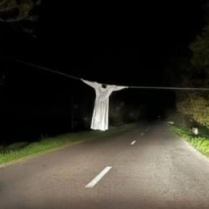 "Sperietoare" improvizată pe un drum judeţean din Călăraşi. "Gluma" i-ar putea costa viaţa pe şoferi