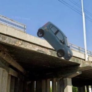 ANIMAŢIE. O şoferiţă a murit după ce a plonjat cu maşina 10 metri, de pe Pasarela Socola din Iaşi