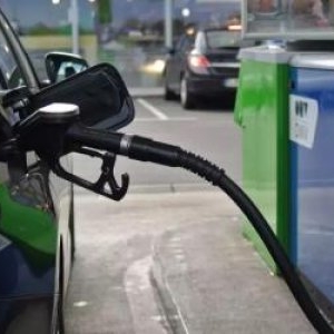 Minunea a ţinut doar 3 zile. Carburanţii s-au scumpit din nou: cât costă acum un litru de motorină