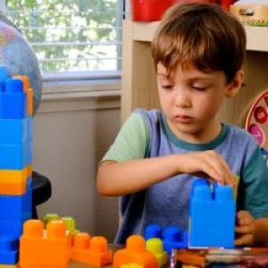 Pericole reale în jucăriile copiilor. Mamă: "Biluţele le-a băgat în năsuc"