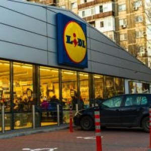 Lidl România angajează tineri pentru sezonul estival. Salariu de peste 6.000 lei brut, dar cu nişte condiţii