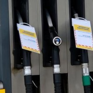 O companie vinde benzina premium cu 50 de bani mai ieftină decât cea standard. Are prea multă pe stoc