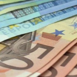 Criza politică a adus cel mai scump EURO din istorie. Urmează scumpiri în lanţ la facturi şi alimente