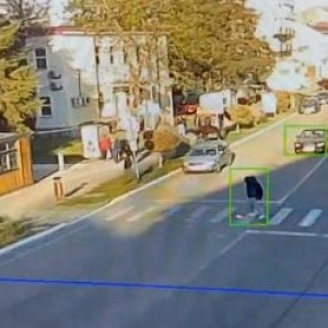 Minoră spulberată pe trecere, în Timiş. Gest şocant al şoferiţei: smuceşte victima şi o dă cu capul de asfalt