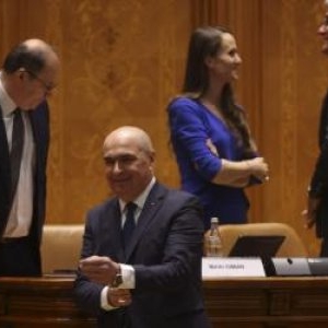 Ziua Z pentru Guvernul Bolojan. A început dezbaterea moţiunii în plen. Ultimele calcule şi strategii