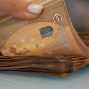Undă de şoc în economie după căderea guvernului. Cu cât cresc ratele