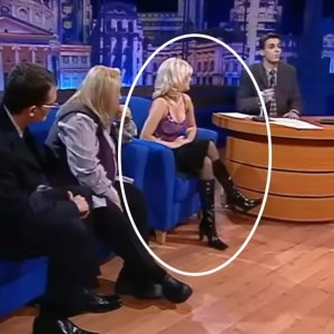 O înregistrare din anul 2000 face furori pe internet! Blonda din imagine, de lângă Mircea Badea, avea 19 ani și era angajată la un Xerox. Azi e una dintre cele mai mari vedete din România. O recunoști?