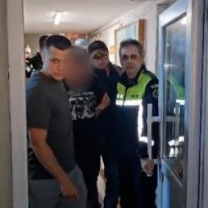 A murit înjunghiat de prietenii pe care îi invitase la o petrecere. Agresorii nu îşi amintesc motivul