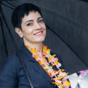 O recunoști? Este femeia care stă de 20 de ani în spatele președintilor României. dar puțini știu unde s-a născut. Așa a început cariera ei