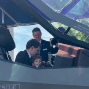 Nicuşor Dan şi fiul său au urcat într-un blindat şi într-un F-35, la expoziţia de tehnologii militare BSDA