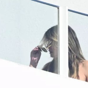 Fără sutien, în ipostaze intime cu soțul pe balcon!! Vedeta n-a mai ținut cont de nimic, iar fotografii au surprins tot! Sunt imaginile momentului! Foto