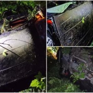 Trei tineri, la un pas de moarte după ce s-au răsturnat cu maşina într-o râpă în Galaţi