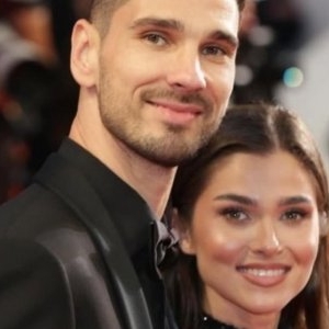 Wow, ce rochie, ce apariție!! Cum s-a afișat Theo Rose la Festivalul de Film de la Cannes, la brațul soțului ei, regizorul Anghel Damian. „Am fost alături de soția mea la o gală” FOTO