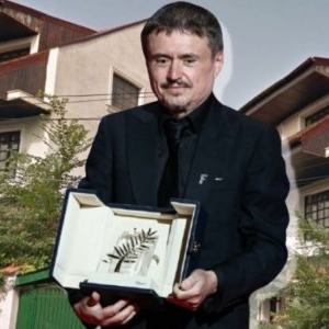 Cum arată casa lui Cristian Mungiu. Marele regizor și-a cumpărat o vilă impunătoare într-un cartier liniștit din București. Are două etaje și un balcon superb / GALERIE FOTO