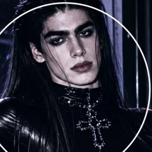 Azi e unul dintre cei mai cunoscuți bărbați din România, vorbește și despre politică și apare des la TV, dar în tinerețe participa adesea la show-uri în travesti. Uită-te bine la poză, îl recunoști? Ți-ai dat seama cine e? FOTO