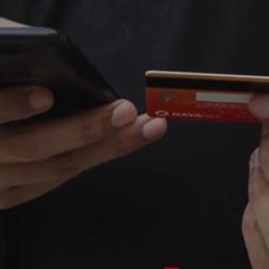Românii cumpără mai rar şi plătesc mai mult în rate: "De ce să dai 500 de lei, dacă poţi să plăteşti 100"
