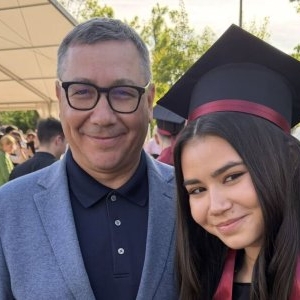 Daciana și Victor Ponta, din nou ca o familie la absolvirea Irinei! Wow, cum s-a îmbrăcat Daciana la festivitate și la întâlnirea cu fostul soț! Surioara adoptată și fratele vitreg, imagini rare cu Irina Ponta