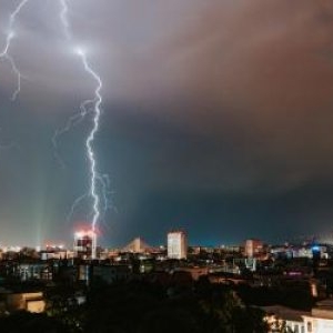 Jumătate de ţară, sub alertă de vreme severă. Sunt anunţate furtuni, vijelii şi grindină, inclusiv în Capitală