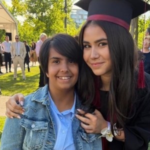 Irina Ponta, cu frații la absolvire. Maria, fiica adoptată de soții Ponta, a furat toate privirile. Cum s-a îmbrăcat Daciana Sârbu