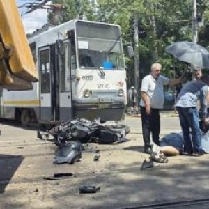 Un motociclist de 26 de ani din Bucureşti a murit după ce s-a izbit de un tramvai care ieşea din depou