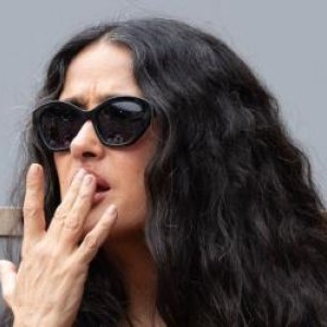 Salma Hayek a întors toate privirile într-un costum roșu la deschiderea Campionatului Mondial. Cum arată ținuta purtată de vedetă