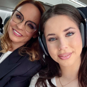 Wow! Fiica Andreei Marin, decolteu îndrăzneț pe covorul roșu! Violeta a devenit o femeie superbă: rochie decoltată, machiaj de seară, bucle și atitudine
