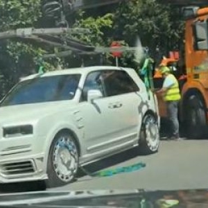 Rolls-Royce de 700.000 de euro, ridicat cu platforma în Bucureşti. Cui aparţine