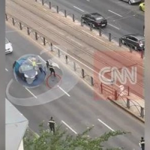 Tânăr în şort vs. 5 poliţişti din Bucureşti. Un agent cade pe spate, unul îşi pierde pistolul. VIDEO