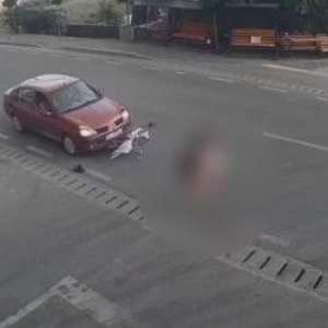 Momentul când o fetiţă este luată în plin de un şofer băut. Copila nu se asigurase când a trecut strada