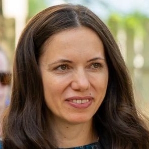 WOW! Mirabela Grădinaru, apariție de senzație la ambasada Americii! NU mai poartă rochii cuminți, așa chiar nu ai văzut-o niciodată! A atras toate privirile la brațul președintelui