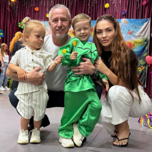 A locuit în vile de lux în America și Snagov, dar stai să vezi cum arată casa din Dubai în care trăiește azi Reghe alături de Corina, Liam și Landon. Diferența e colosală!