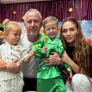 A locuit în vile de lux în America și Snagov, dar stai să vezi cum arată casa din Dubai în care trăiește azi Reghe alături de Corina, Liam și Landon. Diferența e colosală!