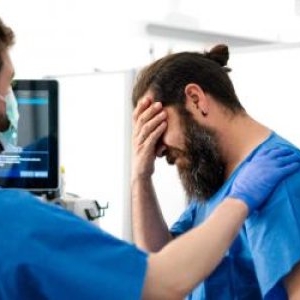 Un simptom aparent banal i-a schimbat viața. Tatăl a trei copii a aflat că mai are doar câteva luni de trăit