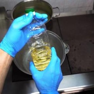 Unde poţi recicla uleiul alimentar folosit şi ce primeşti pentru 4 litri