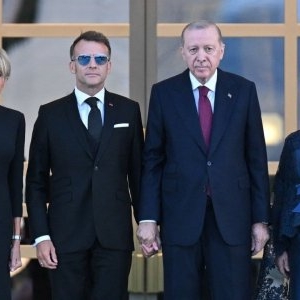Gafa uriașă a lui Emmanuel Macron, la summit-ul NATO de la Ankara. S-a apropiat ușor de Prima Doamnă a Turciei, iar ce-a urmat e subiectul care face înconjurul presei